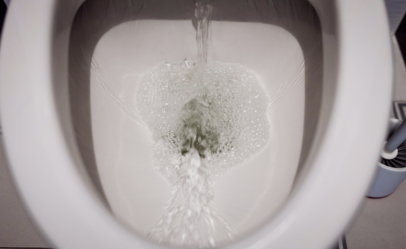 3 Ways to Manually Flush a Toilet